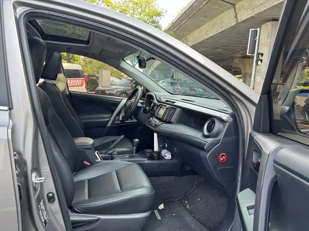 Toyota RAV4 2019 — фото 13