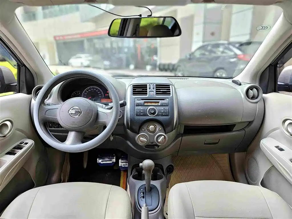 Nissan Sunny 2012