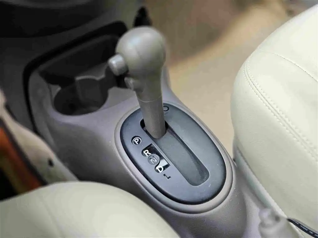 Nissan Sunny 2012 — фото 16