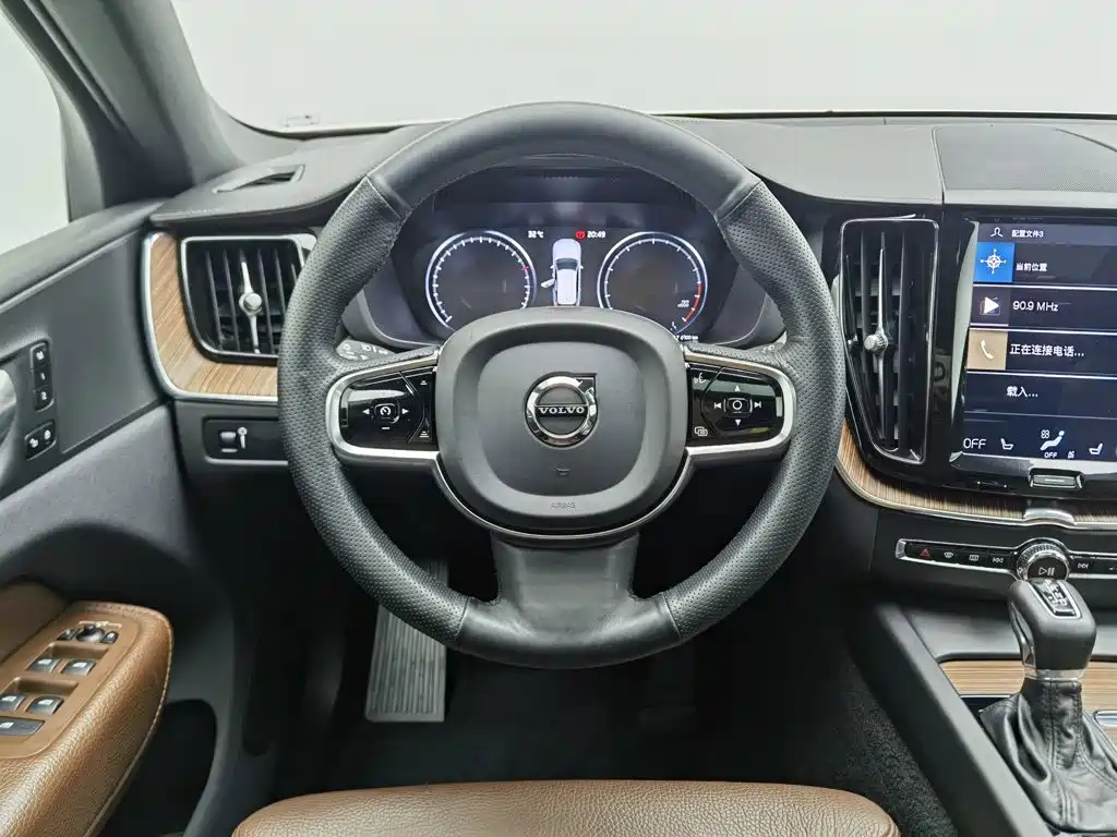 Volvo XC60 2020 — фото 11