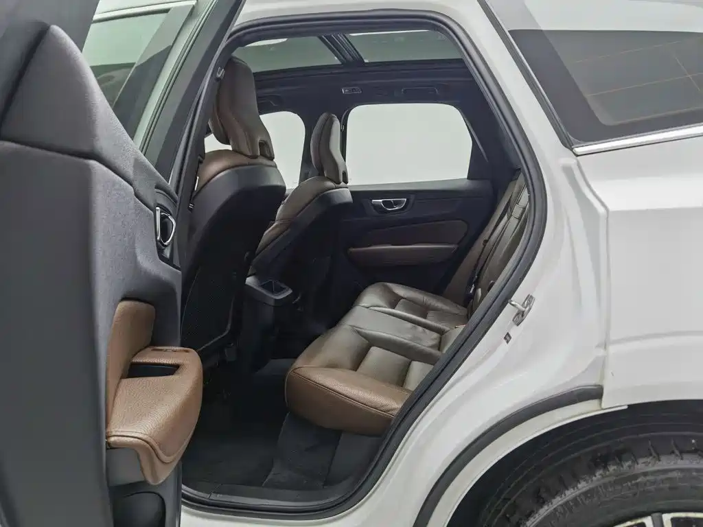 Volvo XC60 2020 — фото 15