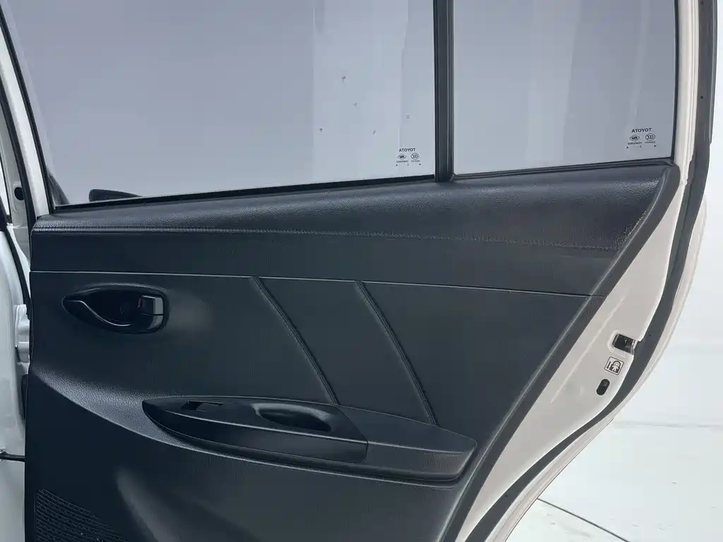 Toyota Yaris L 2023 — фото 11