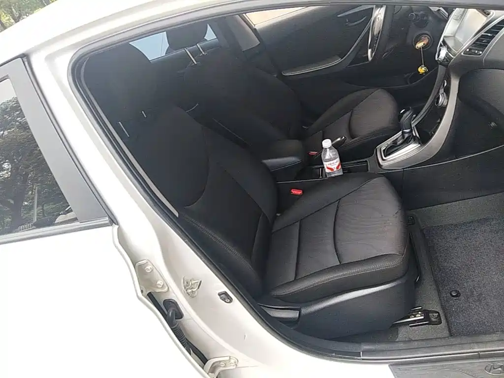 Hyundai Elantra 2016 — фото 25