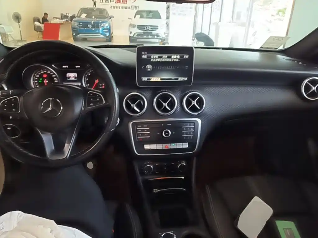 Mercedes-Benz A-Class 2017 — фото 10