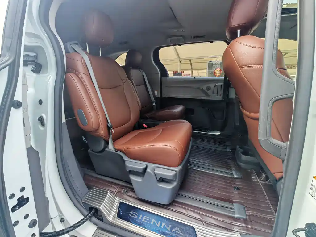 Toyota Sienna 2023 — фото 18