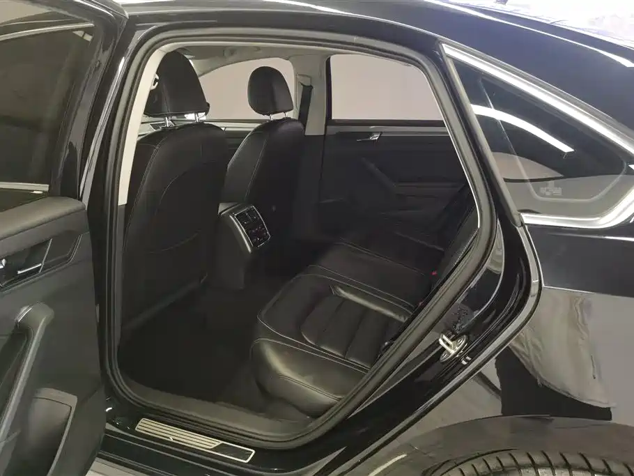 Volkswagen Passat 2018 — фото 11