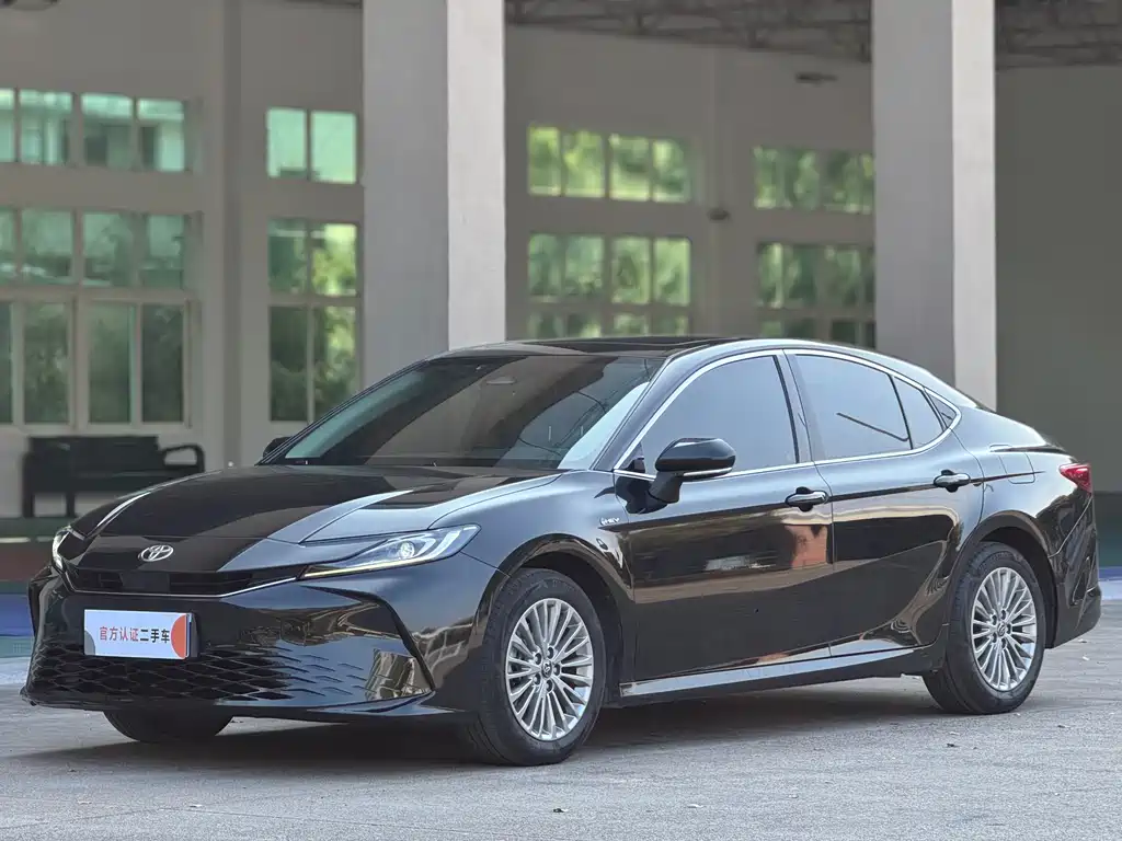Toyota Camry 2025 — фото 1