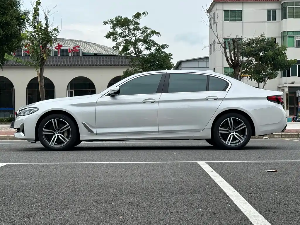 BMW 5 Series 2023 — фото 17