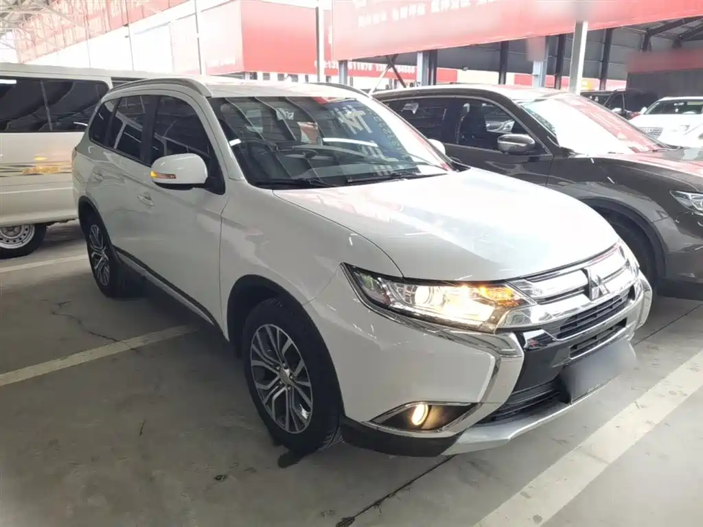 Mitsubishi Outlander 2018 — фото 22