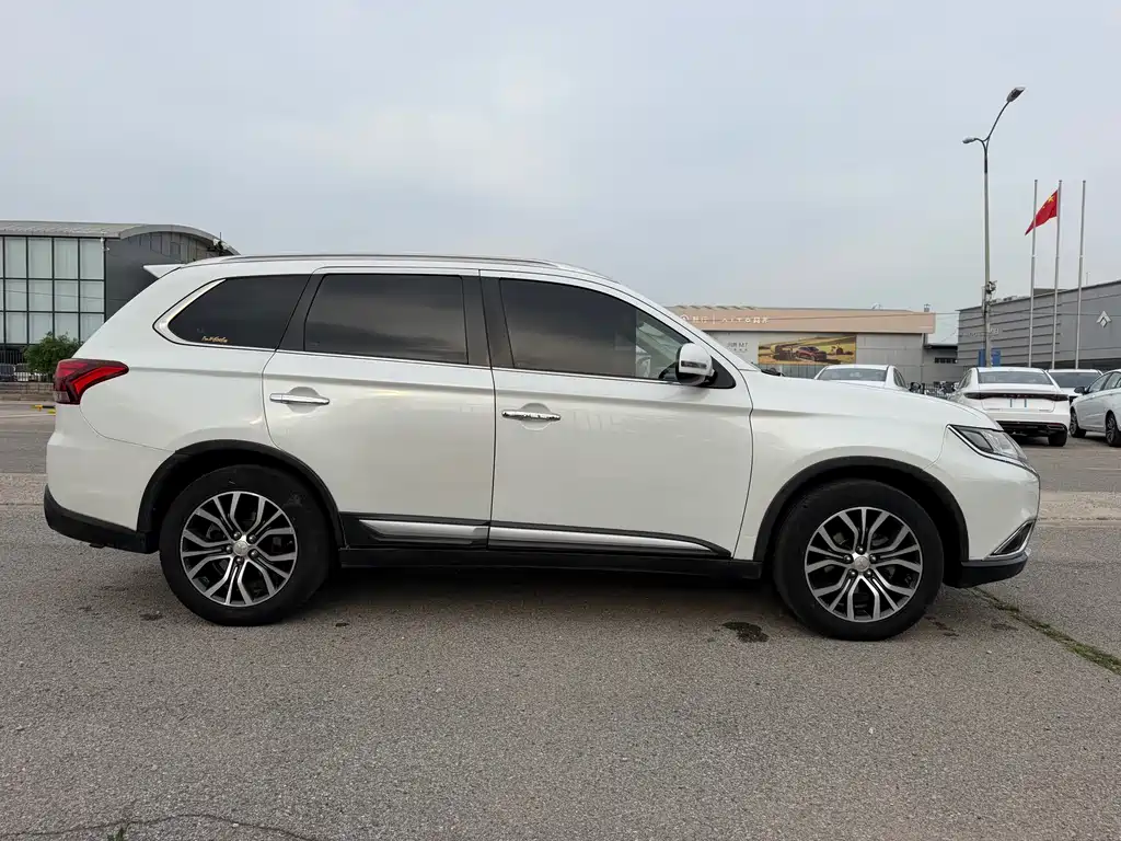 Mitsubishi Outlander 2018 — фото 4