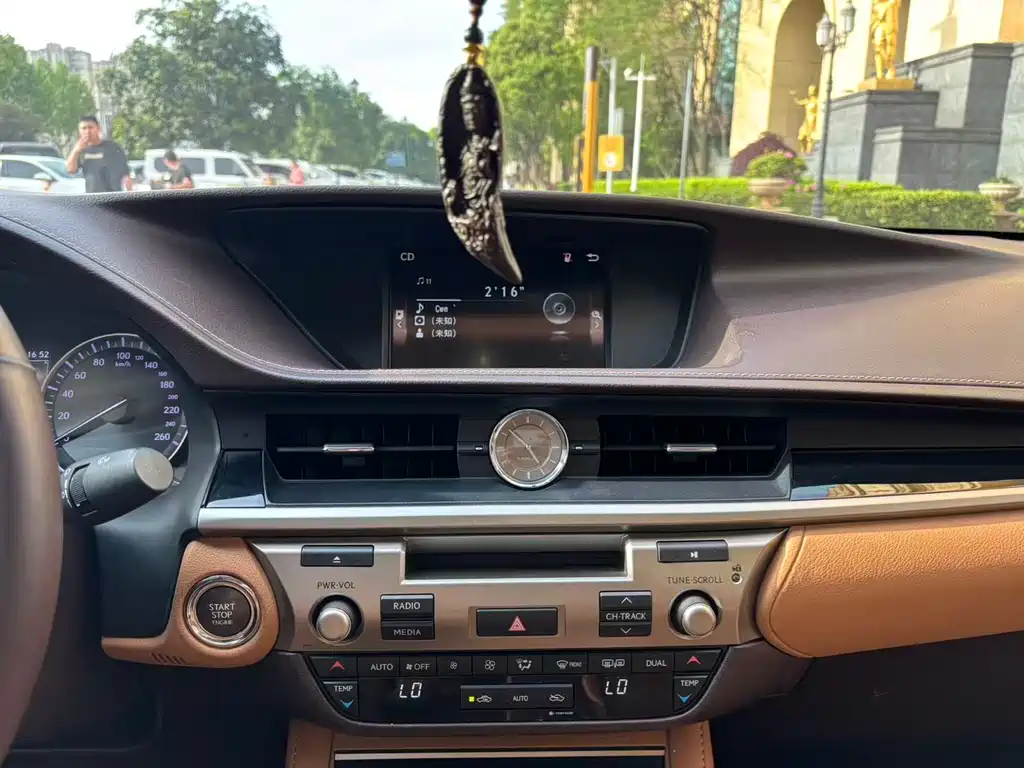 Lexus ES 2018 — фото 11