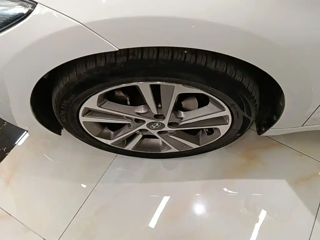 Hyundai Elantra 2019 — фото 23