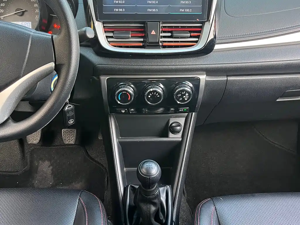 Toyota Yaris L 2017 — фото 11