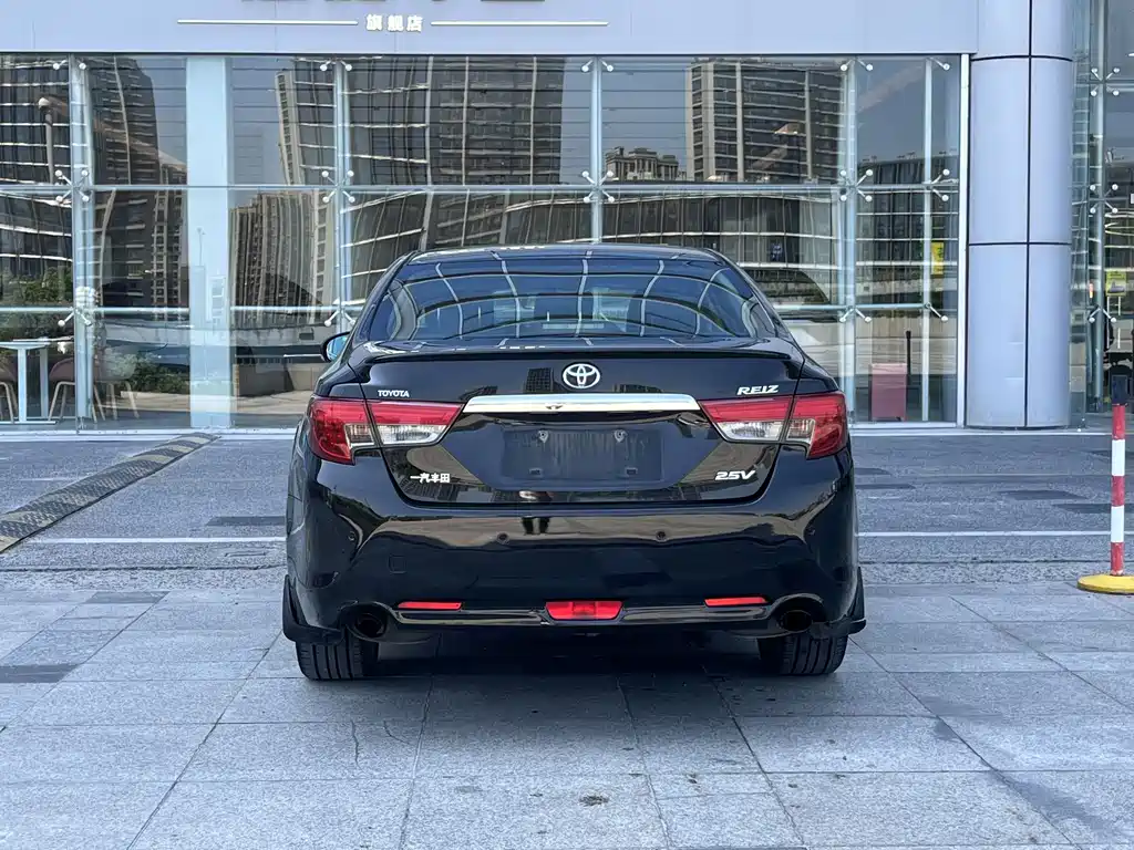 Toyota Reiz 2015 — фото 14