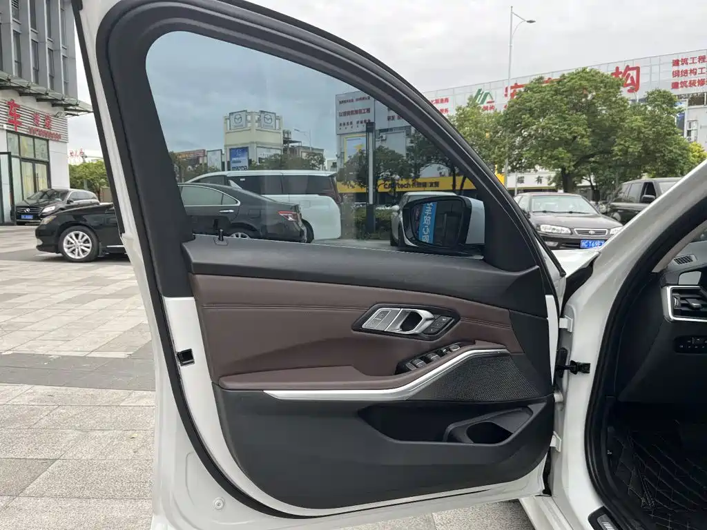 BMW 3 Series 2019 — фото 12
