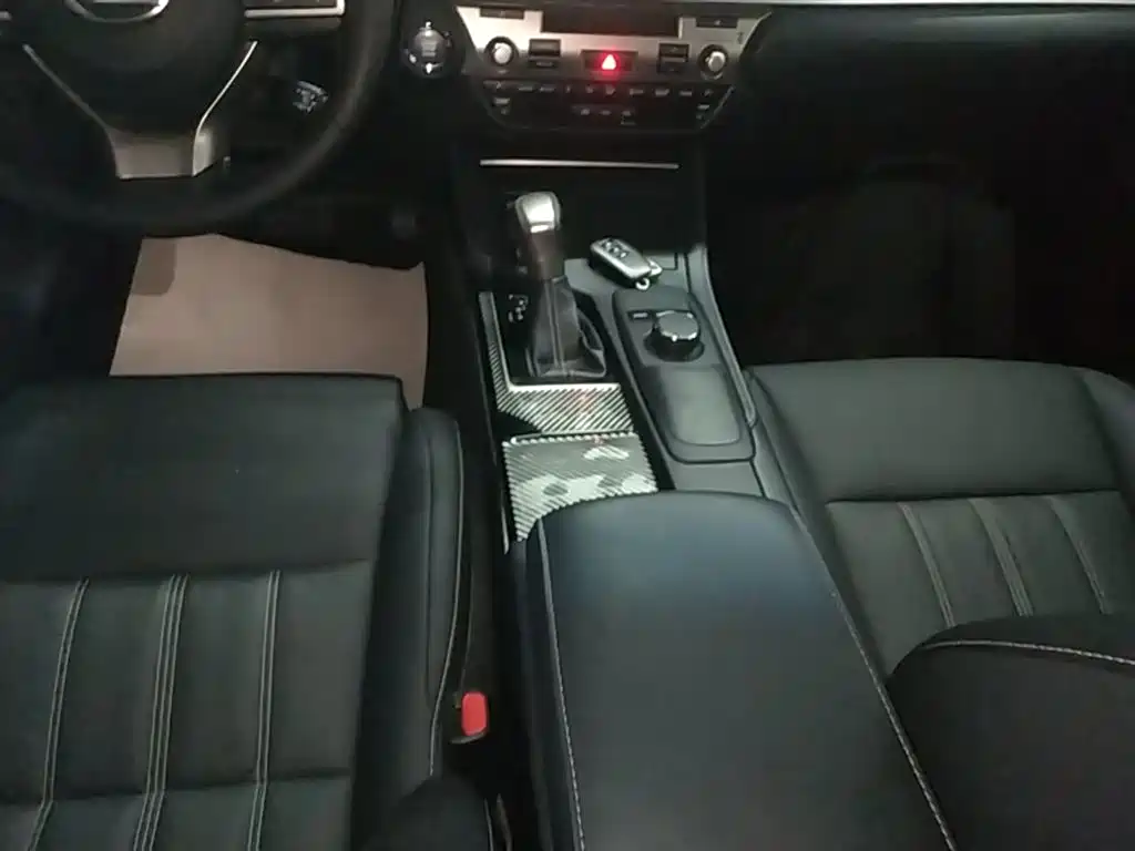 Lexus ES 2018 — фото 14
