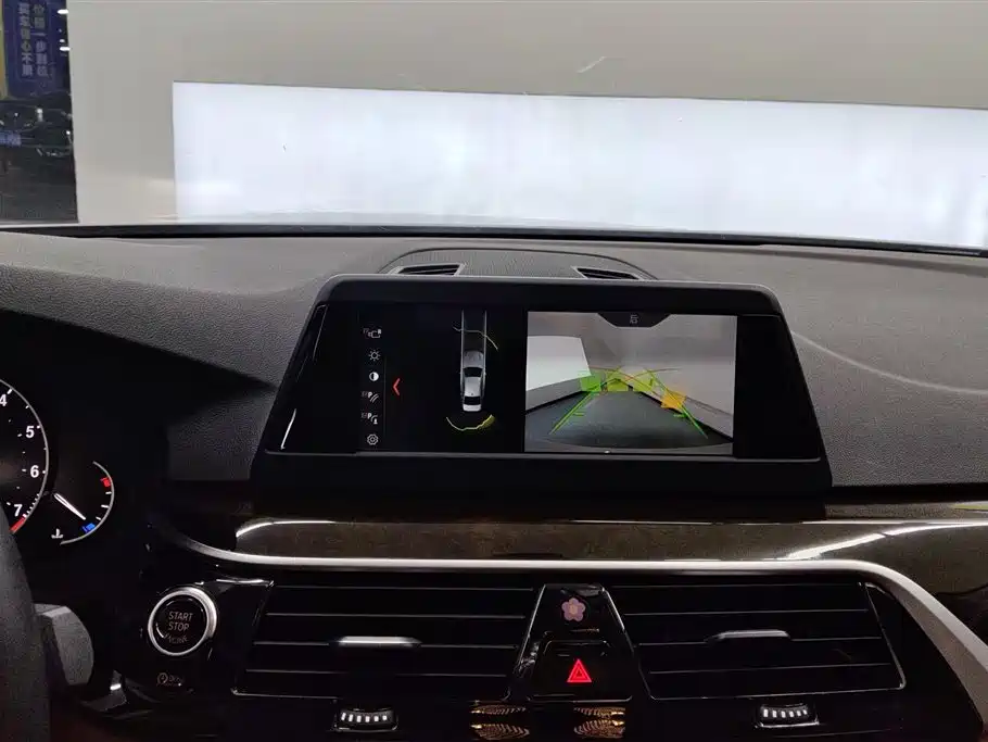 BMW 5 Series 2018 — фото 13