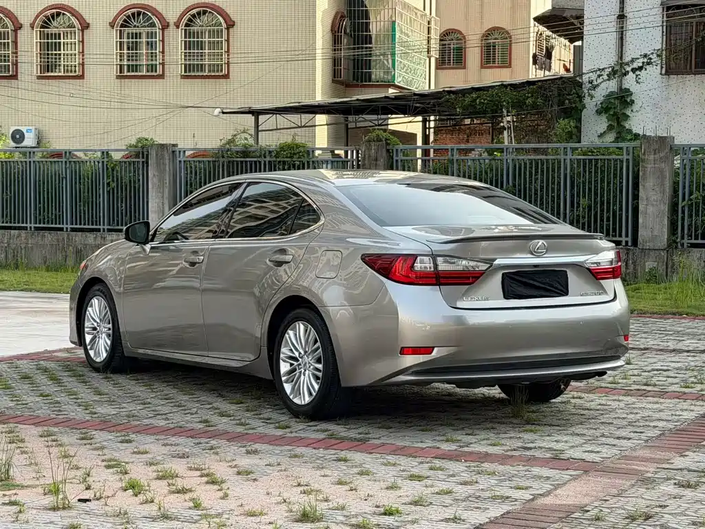 Lexus ES 2018 — фото 9