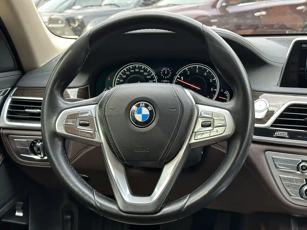 BMW 5 Series 2019 — фото 20