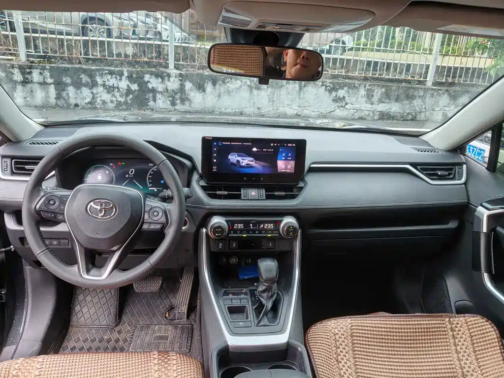 Toyota RAV4 2024 — фото 10