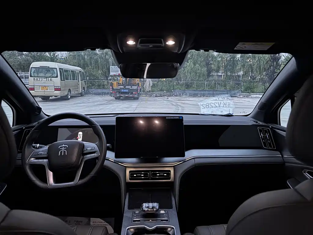 BYD L DM-i 2025 — фото 8