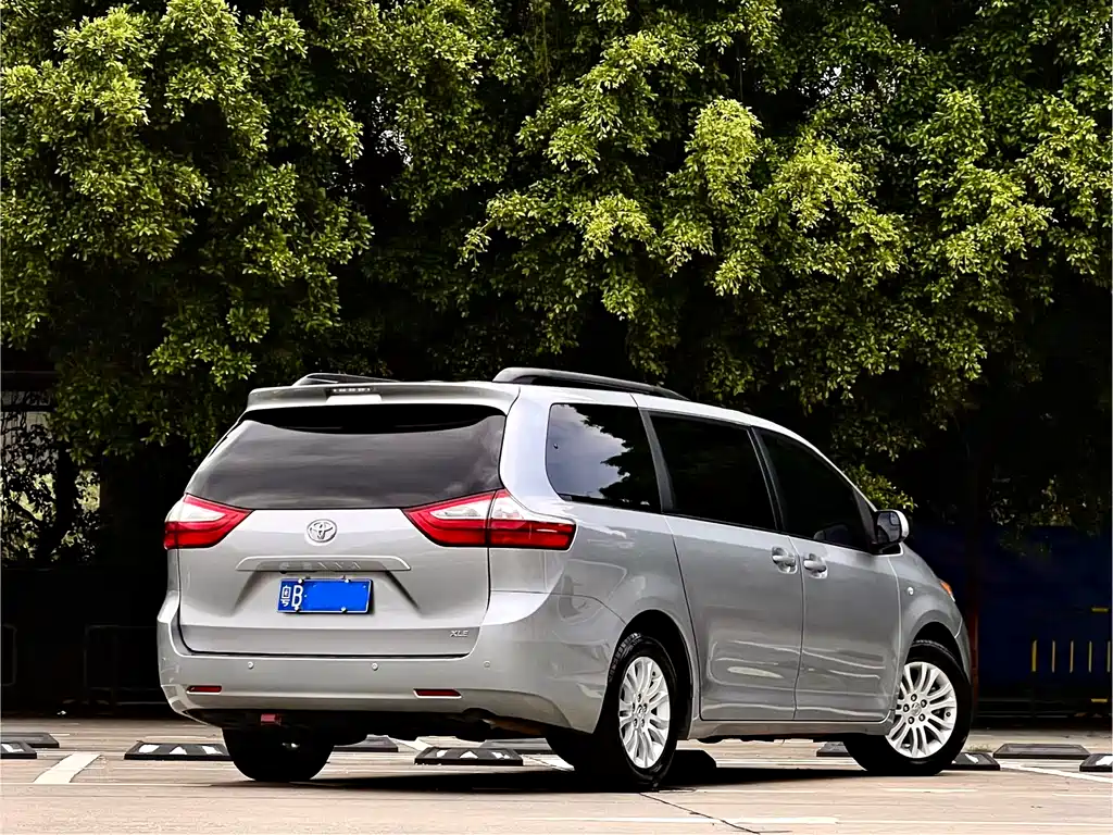 Toyota Sienna 2018 — фото 6