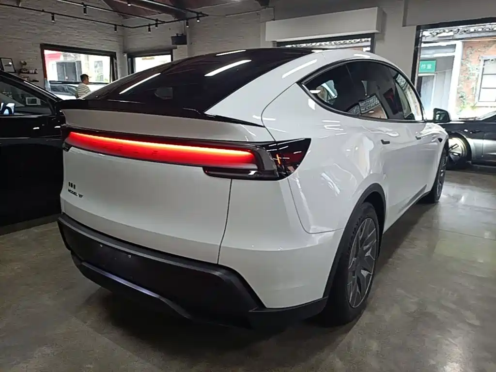 Tesla Model Y L 2025 — фото 8