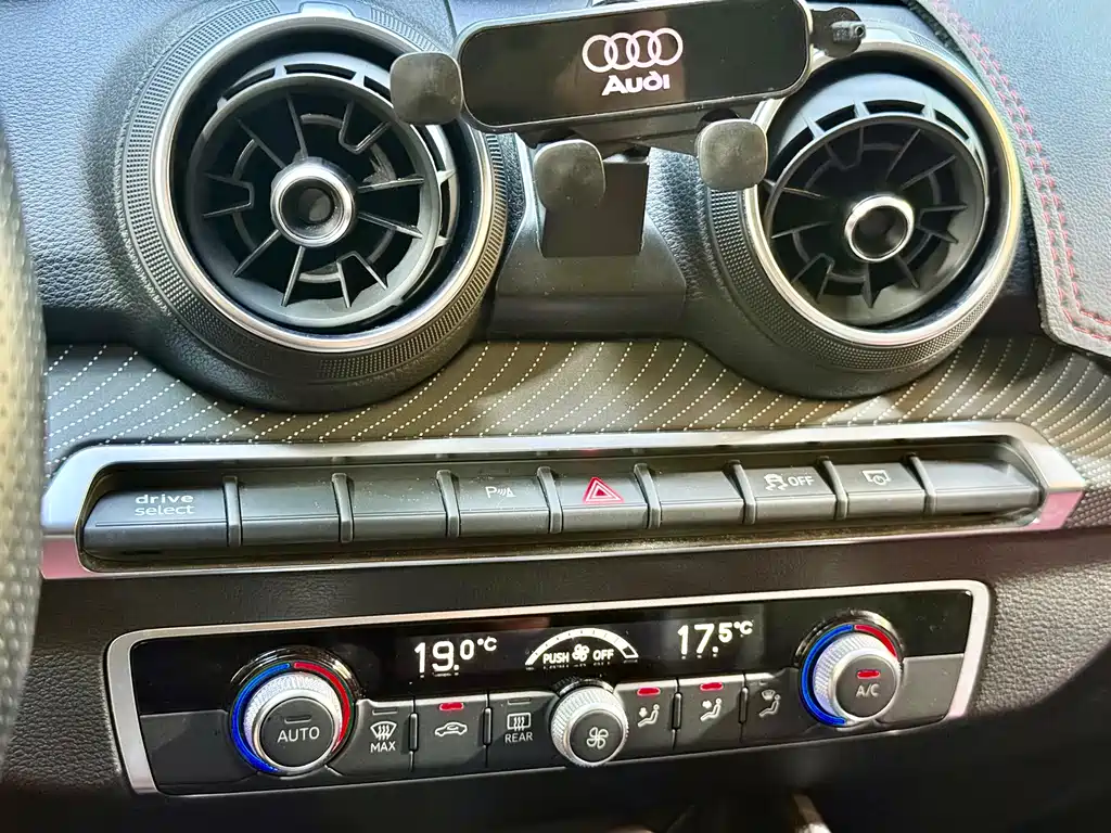 Audi Q2L E-Tron 2020 — фото 18