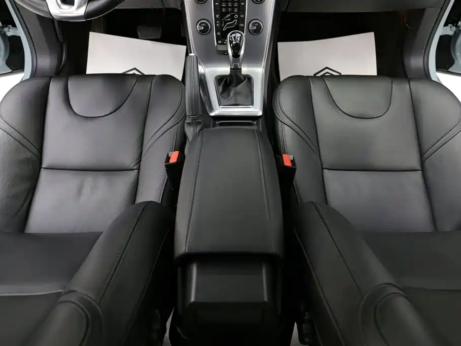 Volvo V40 2017 — фото 10