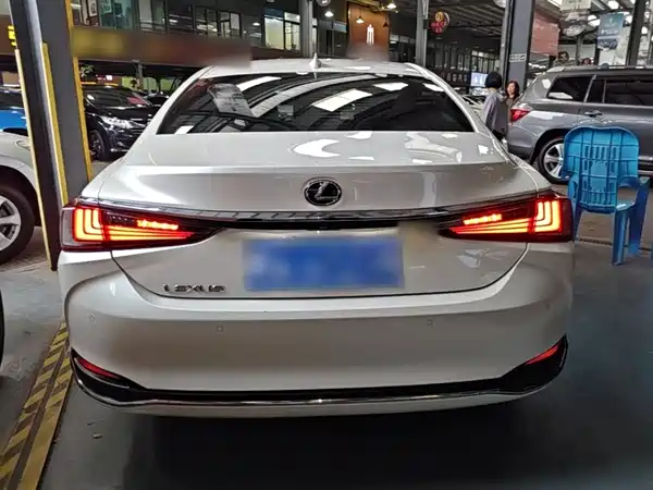 Lexus ES 2021