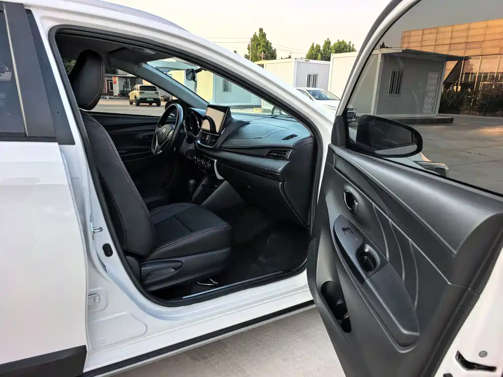 Toyota Yaris L 2023 — фото 8