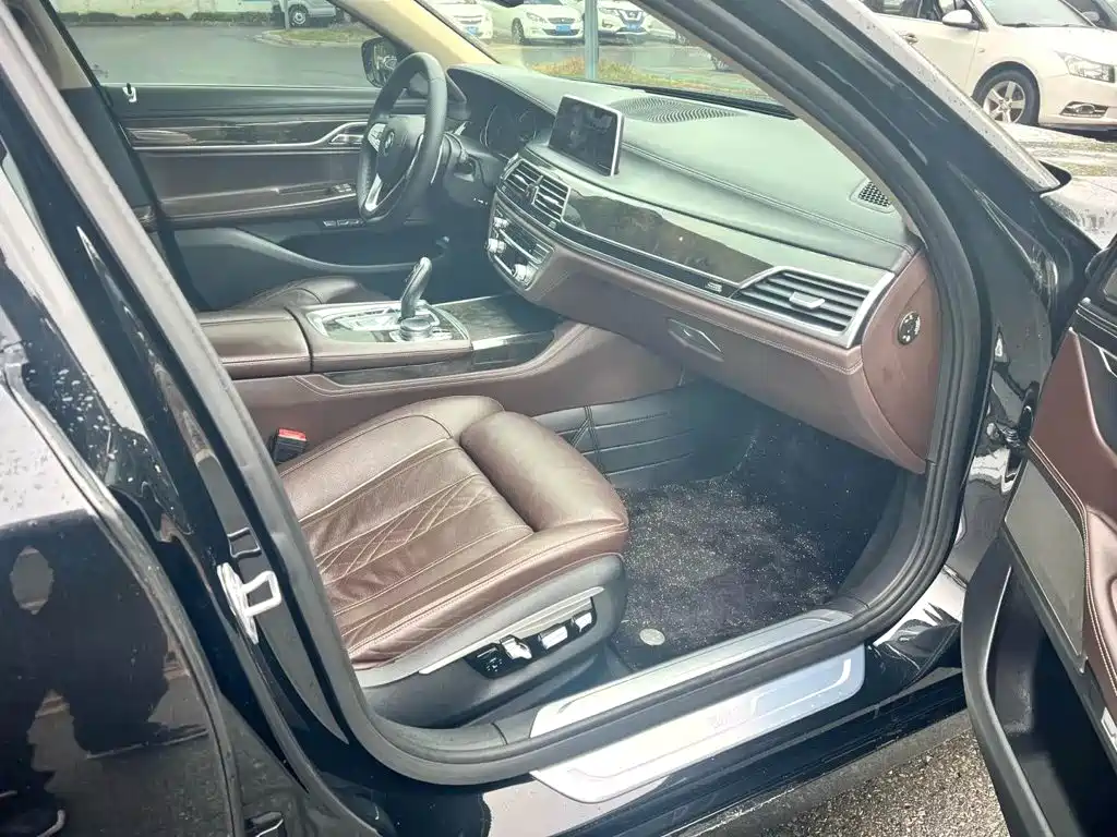 BMW 7 Series 2016 — фото 9