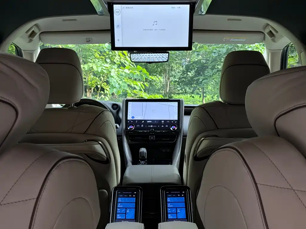 Toyota Alphard 2023 — фото 17