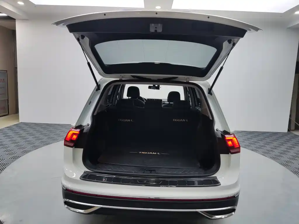 Volkswagen Tiguan L 2023 — фото 9