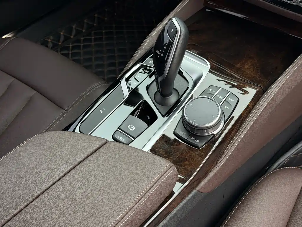 BMW 5 Series 2020 — фото 11