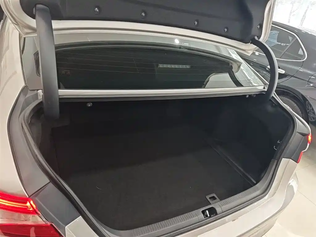 Toyota Camry 2021 — фото 19