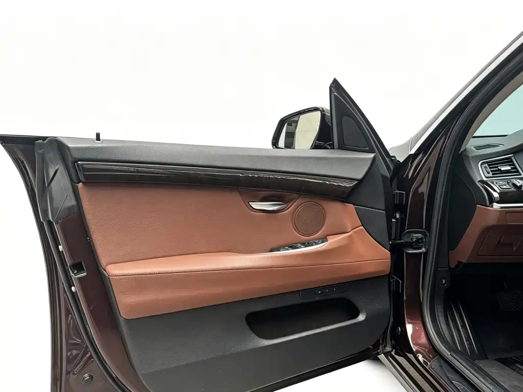 BMW 5 Series GT 2016 — фото 11