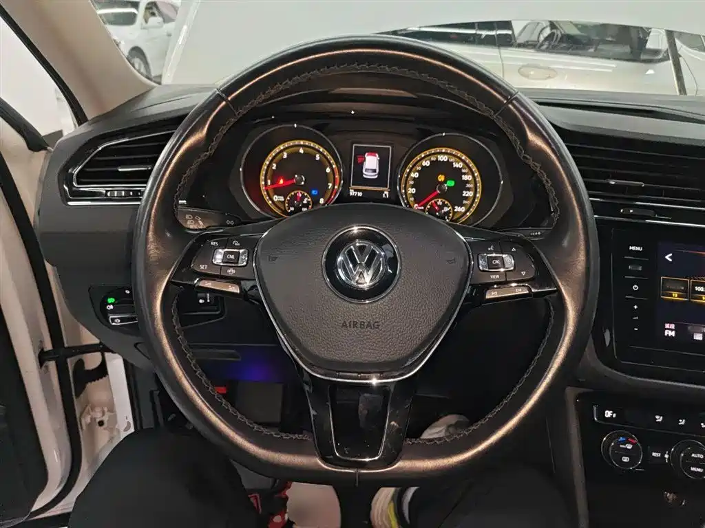 Volkswagen Tiguan L 2020 — фото 11