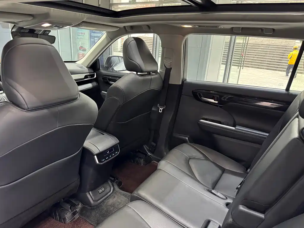 Toyota Highlander 2023 — фото 11