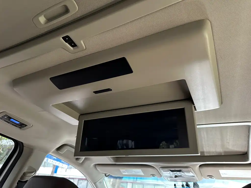 Toyota Sienna 2017 — фото 11
