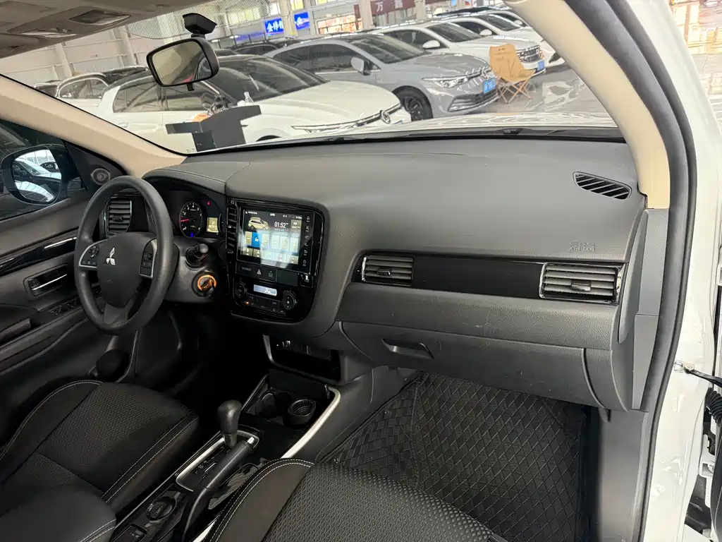 Mitsubishi Outlander 2022 — фото 17
