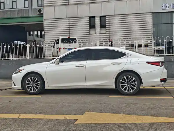 Lexus ES 2023