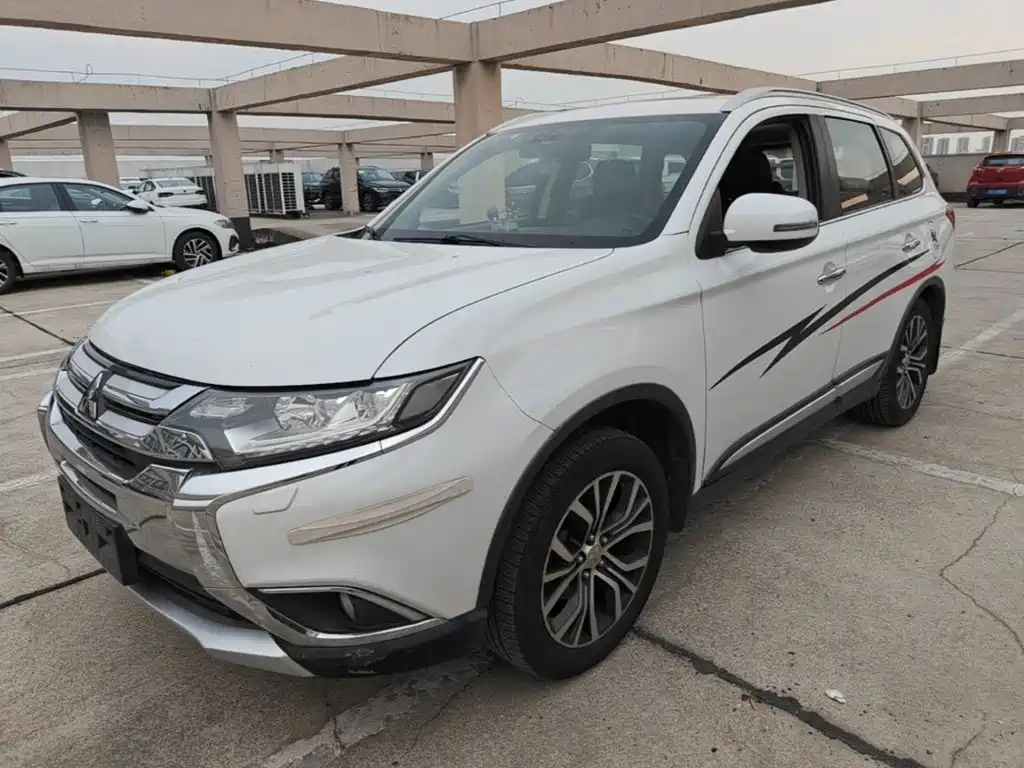 Mitsubishi Outlander 2017 — фото 2