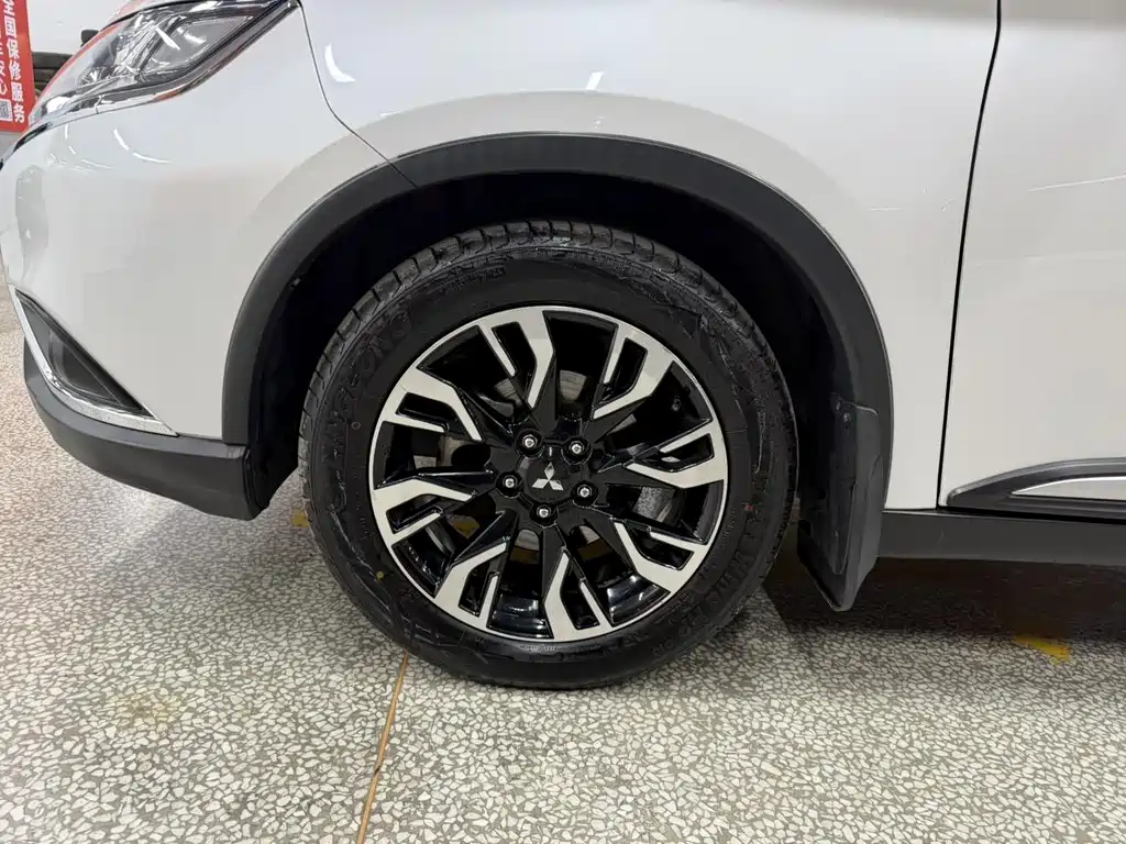 Mitsubishi Outlander 2020 — фото 10