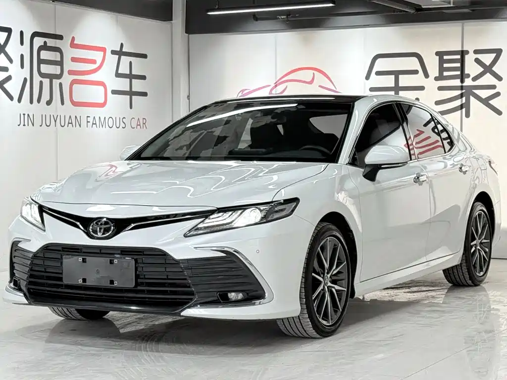 Toyota Camry 2022 — фото 1