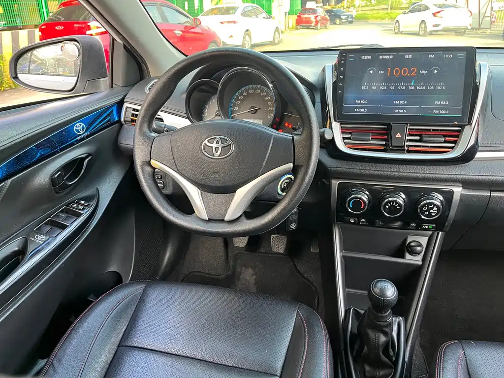 Toyota Yaris L 2017 — фото 12