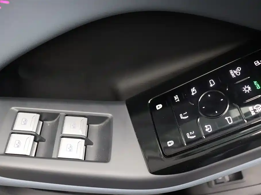 Audi Q6L e-tron 2025 — фото 10