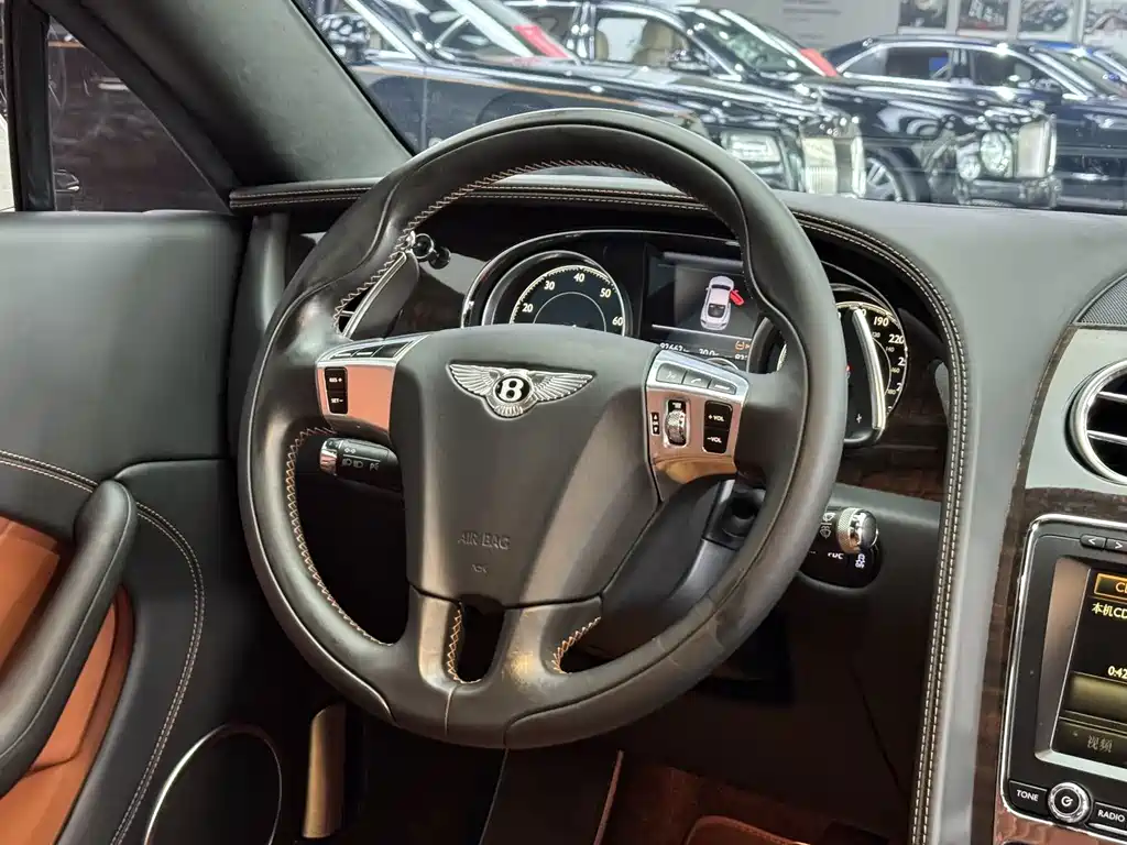 Bentley Continental 2018 — фото 10