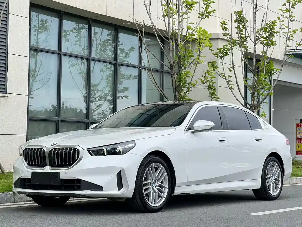 BMW 5 Series 2025 — фото 1