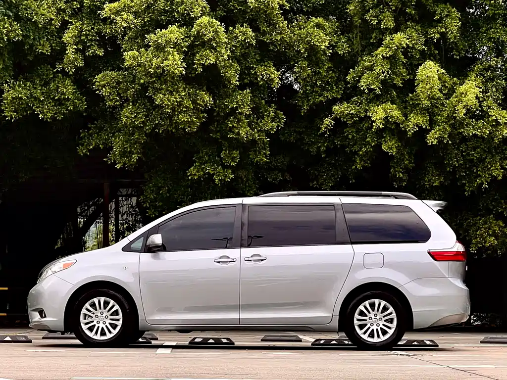 Toyota Sienna 2018 — фото 7